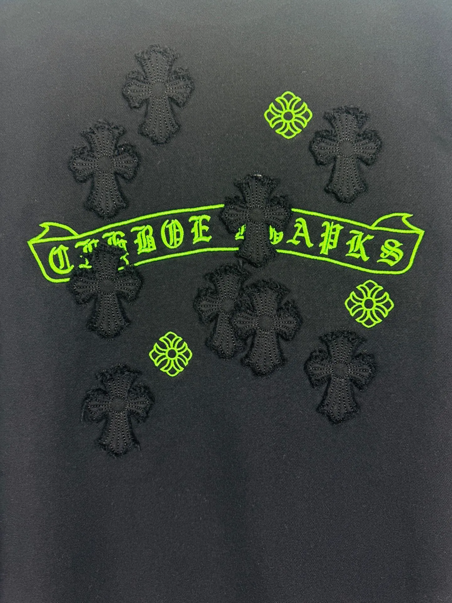 P260 top version, real shot without P, ​​different from market currency) 𝗖𝗵𝗿𝗼𝗺𝗲 𝗛𝗲𝗮𝗿𝘁𝘀/Cro Heart 2025 washed patch embroidery autumn and winter new original single counter American laser burnt 3D three-dimensional color embroidered couple casual sweatshirt 👑The highest version! Customized fabric 430g tripe terry fabric! American acid-washed and distressed original fabric laser burnt ✟appliqué embroidery and exquisite embroidery of letters! The best-selling model in the counter, very comfortable to wear. Accessories: original molded and authenticated collar label➕100% silk wash label. Genuine purchase-grade original hangtag➕matching hanging rope➕3D hanging beads➕original packaging bag. Craftsmanship: The original version has consistent wiring! The highest version of the armhole matching technique! Color: White Black Size: S M L XL Style Number: 25-357